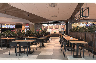 TOM's BURGER Smíchov - stoly s PRATO 16 s deskou Gold Craft Oak a židlemi NUTA