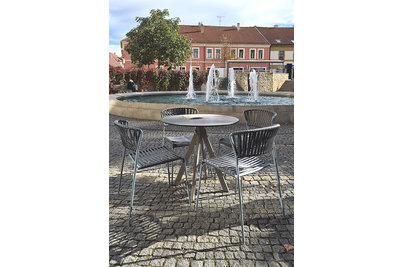 Café bar Písek - stůl ARKI a židle LISA Club