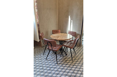 Boko bistro Vinohrady - interier - stůl s podnoží Dominique 3 a masivní dřevěnou deskou a židle Maurice