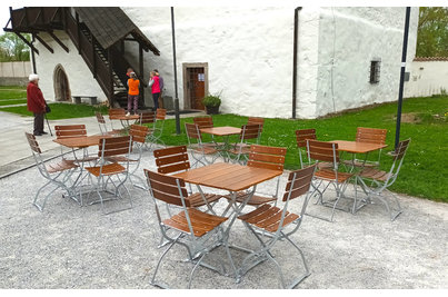 Kavárna Latinská škola - židle Arnika a stoly Klasik 70x70cm