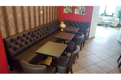 Café Vídeň Rokycany - židle Floriane, stoly Bistrot a lavice KARIN s prošíváním Chesterfield