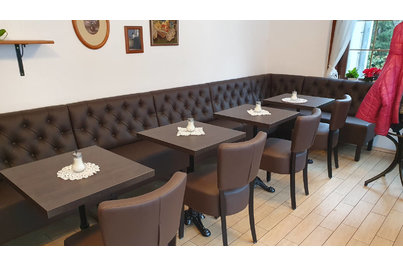 Café Vídeň Rokycany - židle Floriane, stoly Bistrot a lavice KARIN s prošíváním Chesterfield