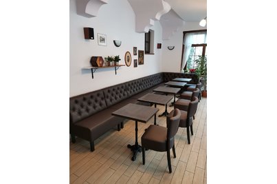 Café Vídeň Rokycany - židle Floriane, stoly Bistrot a lavice KARIN s prošíváním Chesterfield