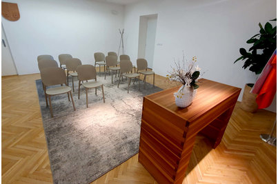 Obřadní síň Líbeznice - židle HUG Go Green v obřadní síni