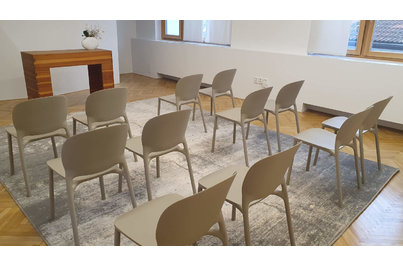 Obřadní síň Líbeznice - židle HUG Go Green v obřadní síni