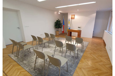 Obřadní síň Líbeznice - židle HUG Go Green v obřadní síni