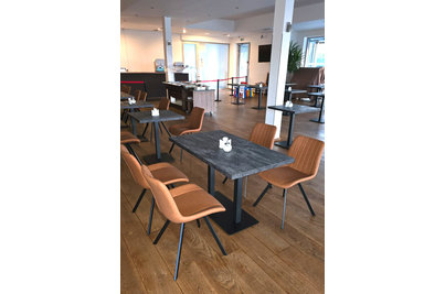Hotel Aura - židle JACOB a stoly FLAT 17