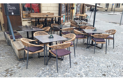 Restaurace Meet Burger Praha 1 - židle Jonah a stoly StableTable
