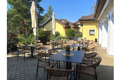 Resort Štilec - židle Jonah Amsterdam natural a stoly Flat