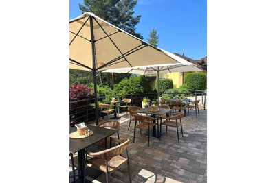 Resort Štilec - židle Jonah Amsterdam natural a stoly Flat