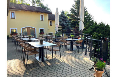 Resort Štilec - židle Jonah Amsterdam natural a stoly Flat