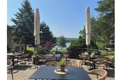 Resort Štilec - židle Jonah Amsterdam natural a stoly Flat