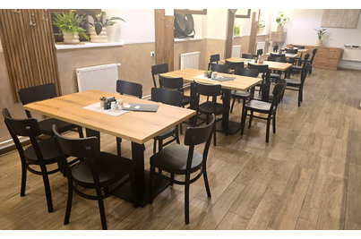 Restaurace Moravská rychta - židle KATE a stoly PRATO 18 s deskami v dekoru Coast Evoke oak