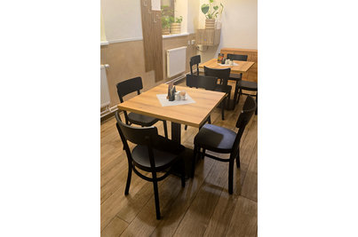 Restaurace Moravská rychta - židle KATE a stoly PRATO 18 s deskami v dekoru Coast Evoke oak