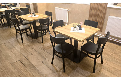 Restaurace Moravská rychta - židle KATE a stoly PRATO 18 s deskami v dekoru Coast Evoke oak