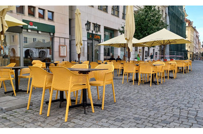 Restaurace Na čepu - židle Minush a samovyrovnávací stoly Stable Table