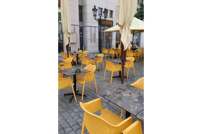 Restaurace Na čepu - židle Minush a samovyrovnávací stoly Stable Table