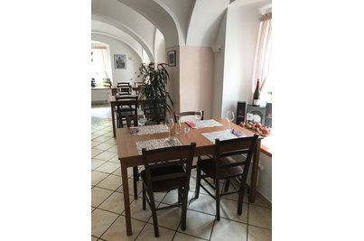 Pizzeria Garofalo - židle Pizza masiv a klasické restaurační stoly