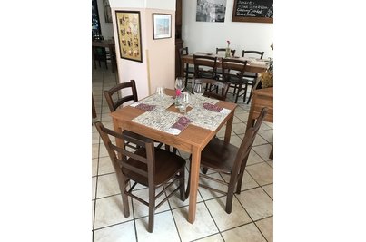 Pizzeria Garofalo - židle Pizza masiv a klasické restaurační stoly
