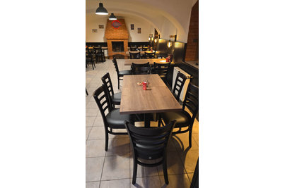 Daniel´s Burger - židle PORTER a stoly PRATO 16 s deskou Dub Halifax tabákový