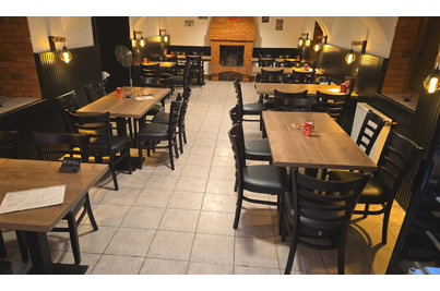 Daniel´s Burger - židle PORTER a stoly PRATO 16 s deskou Dub Halifax tabákový