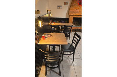 Daniel´s Burger - židle PORTER a stoly PRATO 16 s deskou Dub Halifax tabákový