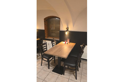 Daniel´s Burger - židle PORTER a stoly PRATO 16 s deskou Dub Halifax tabákový