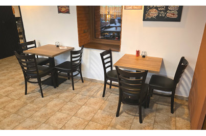 Daniel´s Burger - židle PORTER a stoly PRATO 16 s deskou Dub Halifax tabákový