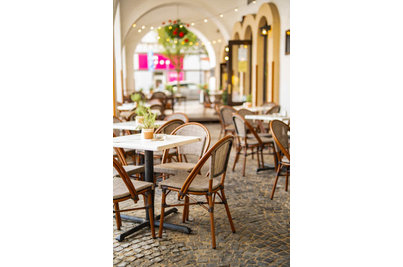 Arco café & restaurant Kolín - židle REIMS a venkovní stoly s Werzalitovými deskami