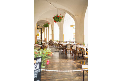 Arco café & restaurant Kolín - židle REIMS a venkovní stoly s Werzalitovými deskami