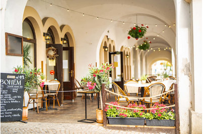 Arco café & restaurant Kolín - židle REIMS a venkovní stoly s Werzalitovými deskami