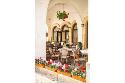 Arco café & restaurant Kolín - židle REIMS a venkovní stoly s Werzalitovými deskami