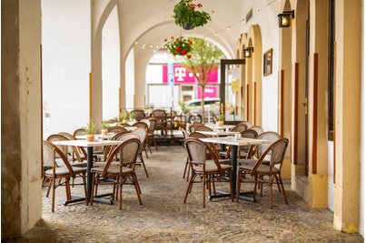 Arco café & restaurant Kolín - židle REIMS a venkovní stoly s Werzalitovými deskami