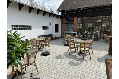 Maštal Café - židle Seine a stoly Bistrot 3 RFC