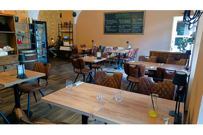 Casa Verde Blatná - židle SOHO a stoly s deskami Gold Craft Oak