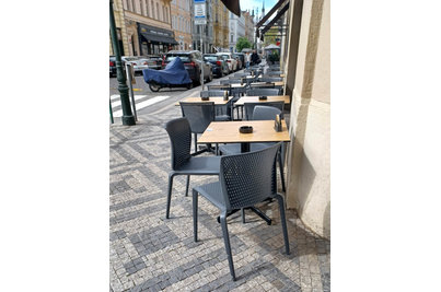 Katr restaurant - židle SPYKER a samovyrovnávací stoly StableTable