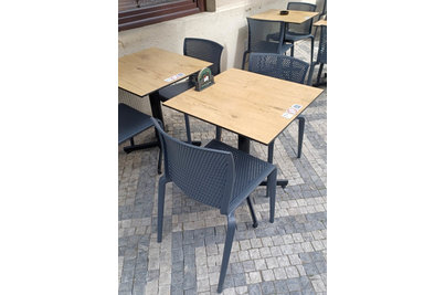 Katr restaurant - židle SPYKER a samovyrovnávací stoly StableTable
