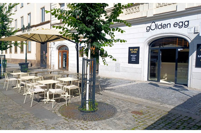 Golden Egg - židle Summer se samovyrovnávacími stoly StableTable