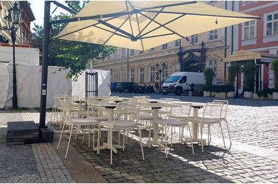 Golden Egg - židle Summer se samovyrovnávacími stoly StableTable