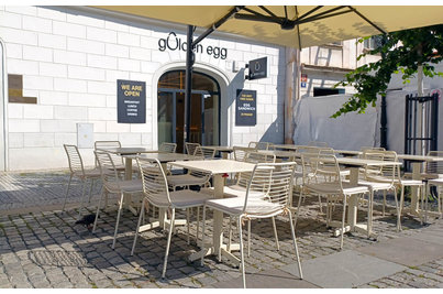 Golden Egg - židle Summer se samovyrovnávacími stoly StableTable