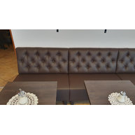 čalouněná restaurační lavice Karin s prošívaným opěradlem - Chesterfield (za příplatek)