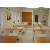 citlivě vybraný nábytek v psychiatrické léčebně