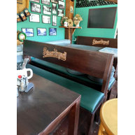 dřevěná lavice s vyfrézovaným logem