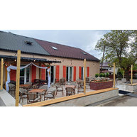 křesla Blois a stoly Modeny s deskou v dekoru Pinie