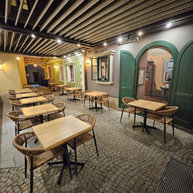 křesla Jonah Amsterdam se stoly Indiana StableTable