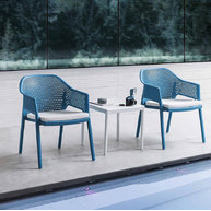 křesla MINUSH RELAX 221 v barvě 34 Light blue a bílý odkládací stolek MINUSH 45x45x45cm