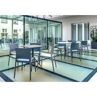 stoly LOL a židle Bakhita