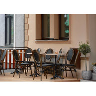 stoly s podnožemi Bistrot 3 a židle PARIS