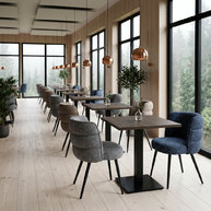 židle Raymond v interiéru restaurace