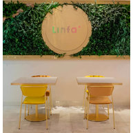 zlaté podnože Tiffany s židlemi Lisa